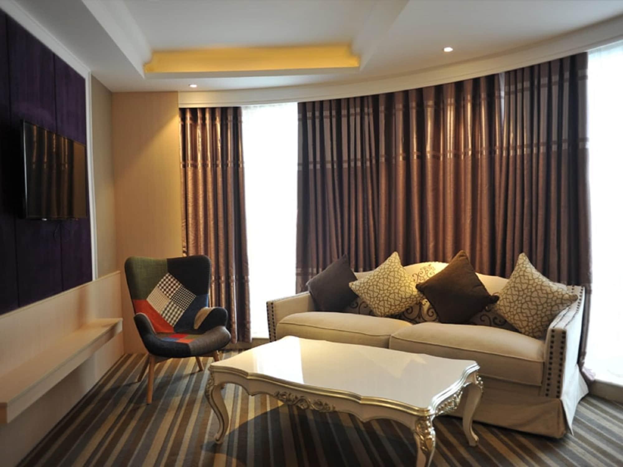The Bazaar Hotel Бангкок Экстерьер фото