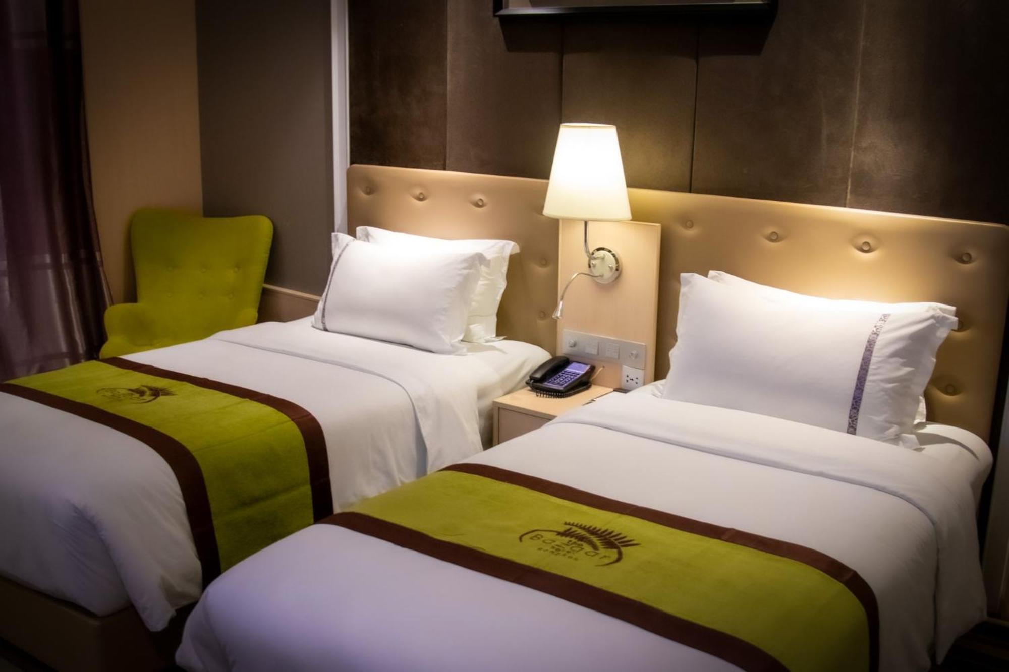 The Bazaar Hotel Бангкок Экстерьер фото